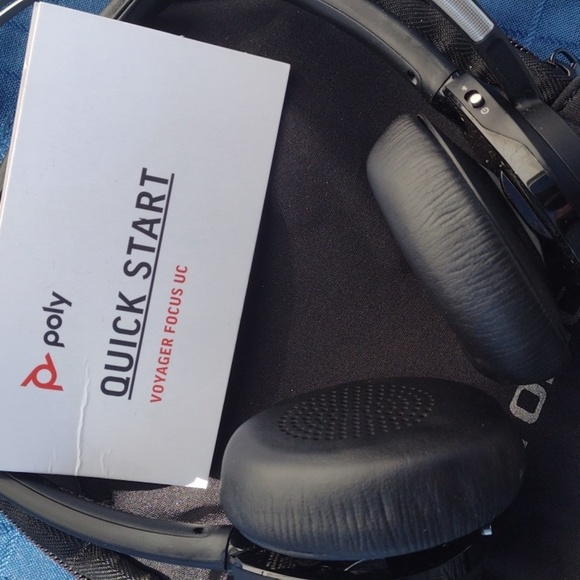 PlantronicsVoyager Focus Black Headset with Case NWT - Picture 2 of 2
